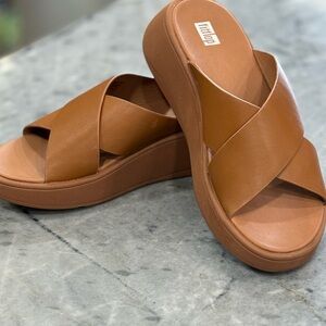 Fitflop light tan size 7 flat form cross slides